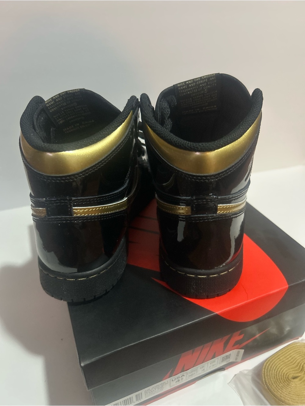 Jordan Retro 1 Black/Gold - Picture 3 of 6